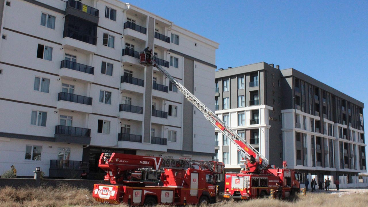 Apartmanda korku dolu anlar: Alevler binayı sardı, 10 kişi mahsur kaldı