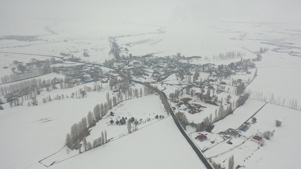 ''Mart kapıdan baktırır kazma kürek yaktırır'' atasözü gerçek oldu: Yarım metre kar yağdı!