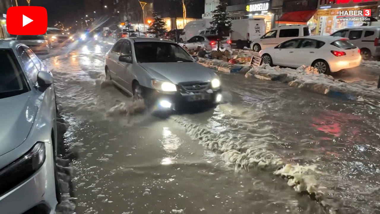 Sağanak yağışlar Hakkari'yi yuttu; caddeler sular altında kaldı, otomobiller adeta suda yüzdü