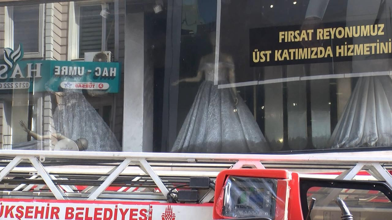 Gelinlik mağazasında yangın paniği: 2 kişi mahsur kaldı