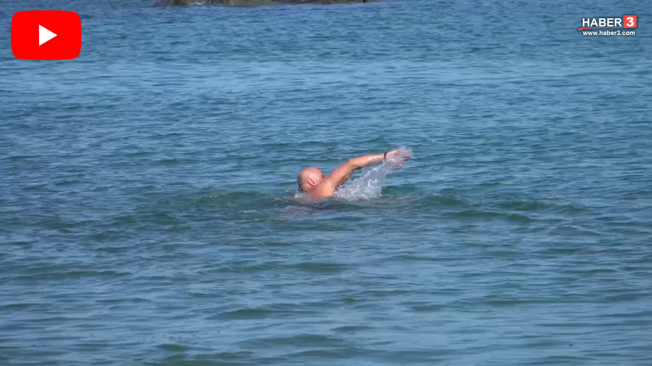 Bu görüntüleri izlerken donabilirsiniz: Karadeniz'in buz gibi sularına meydan okudu