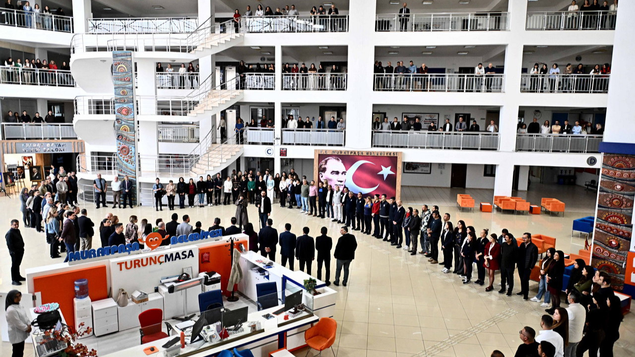 Muratpaşa Belediye Başkanı Ümit Uysal belediye personeliyle bayramlaştı