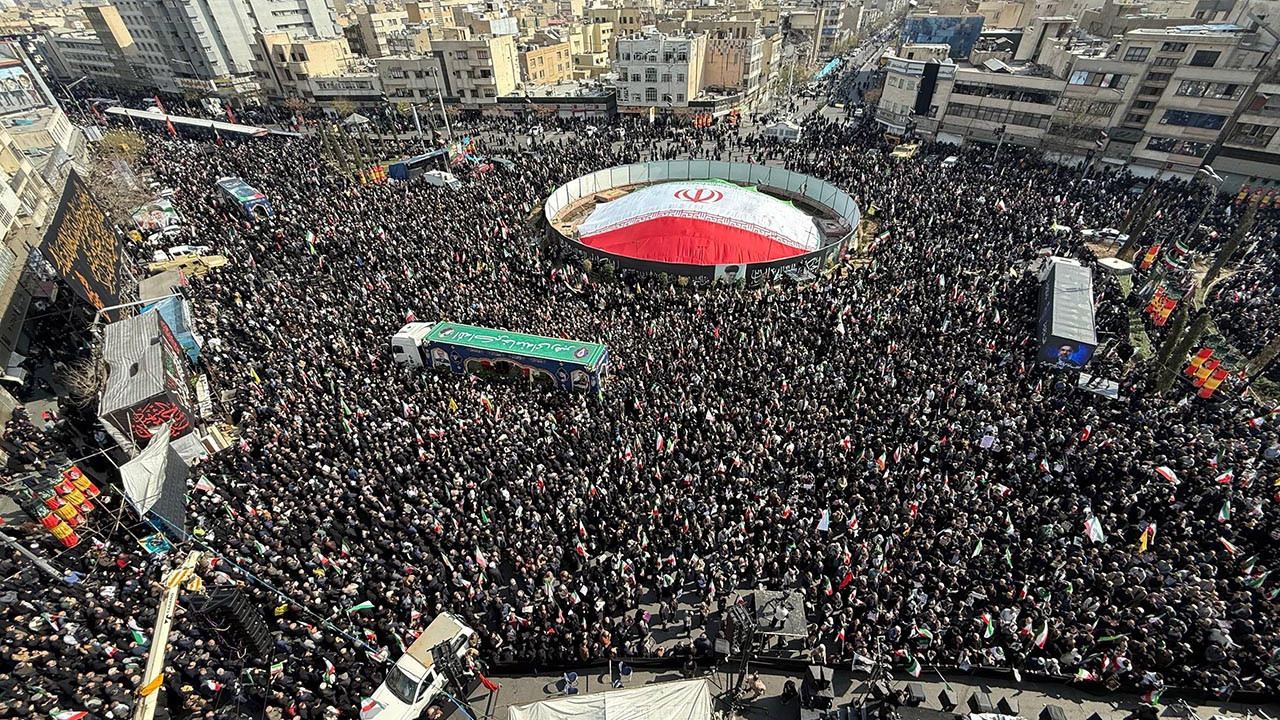 Tahran'da mahşeri kalabalık! Laricani'yi on binlerce kişi uğurladı