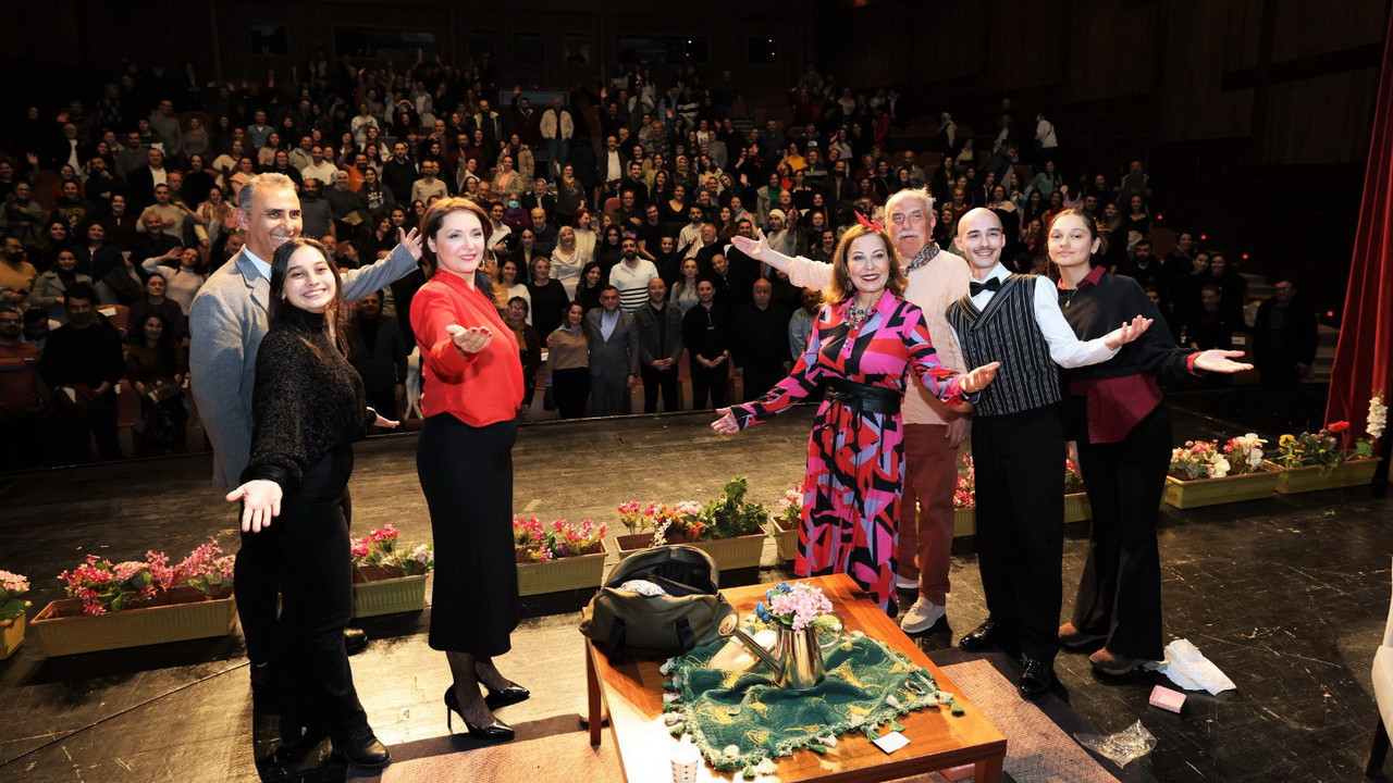 Kral Dairesi, Küçükçekmece Cennet Sahnesi'nde prömiyer yaptı