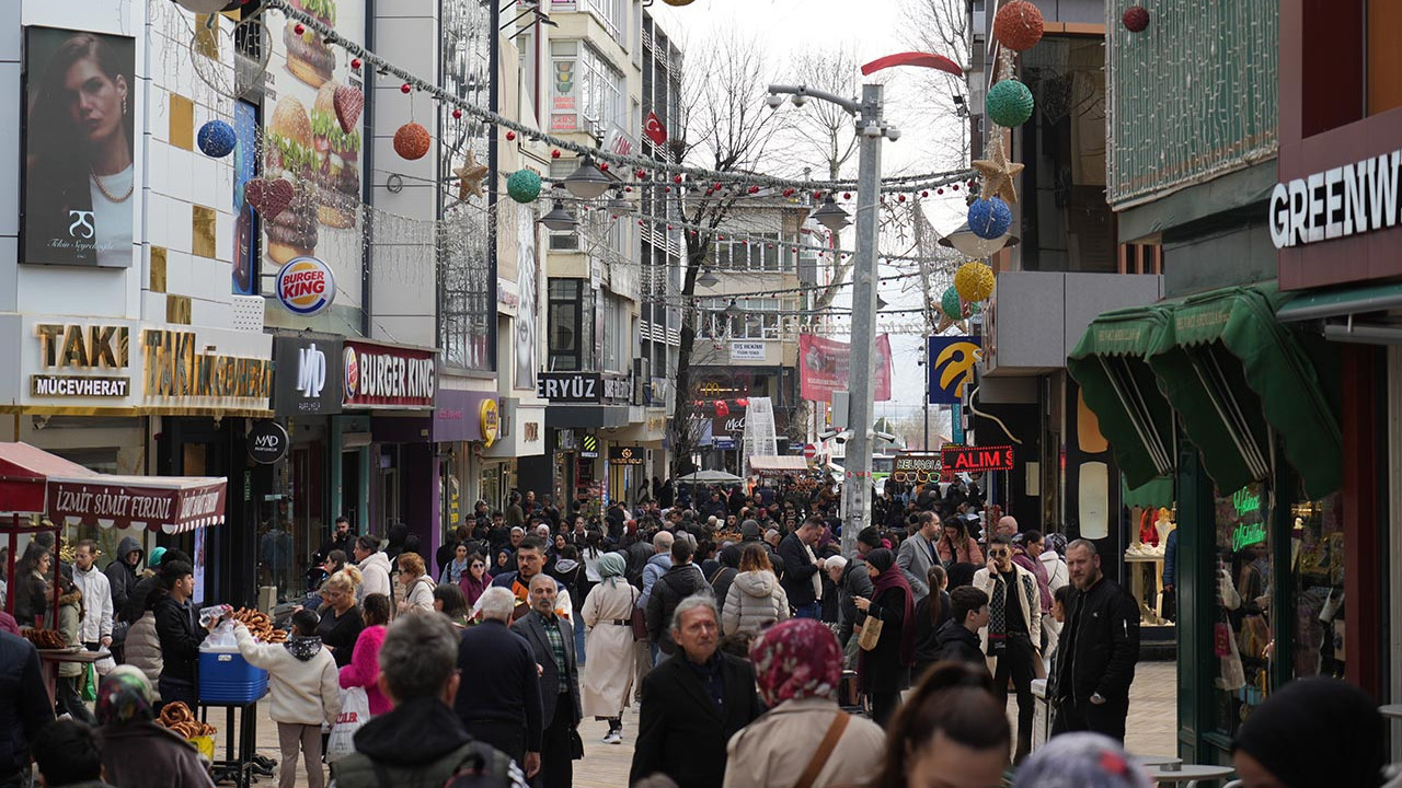 Bayram telaşı başladı; çarşıda adım atacak yer kalmadı