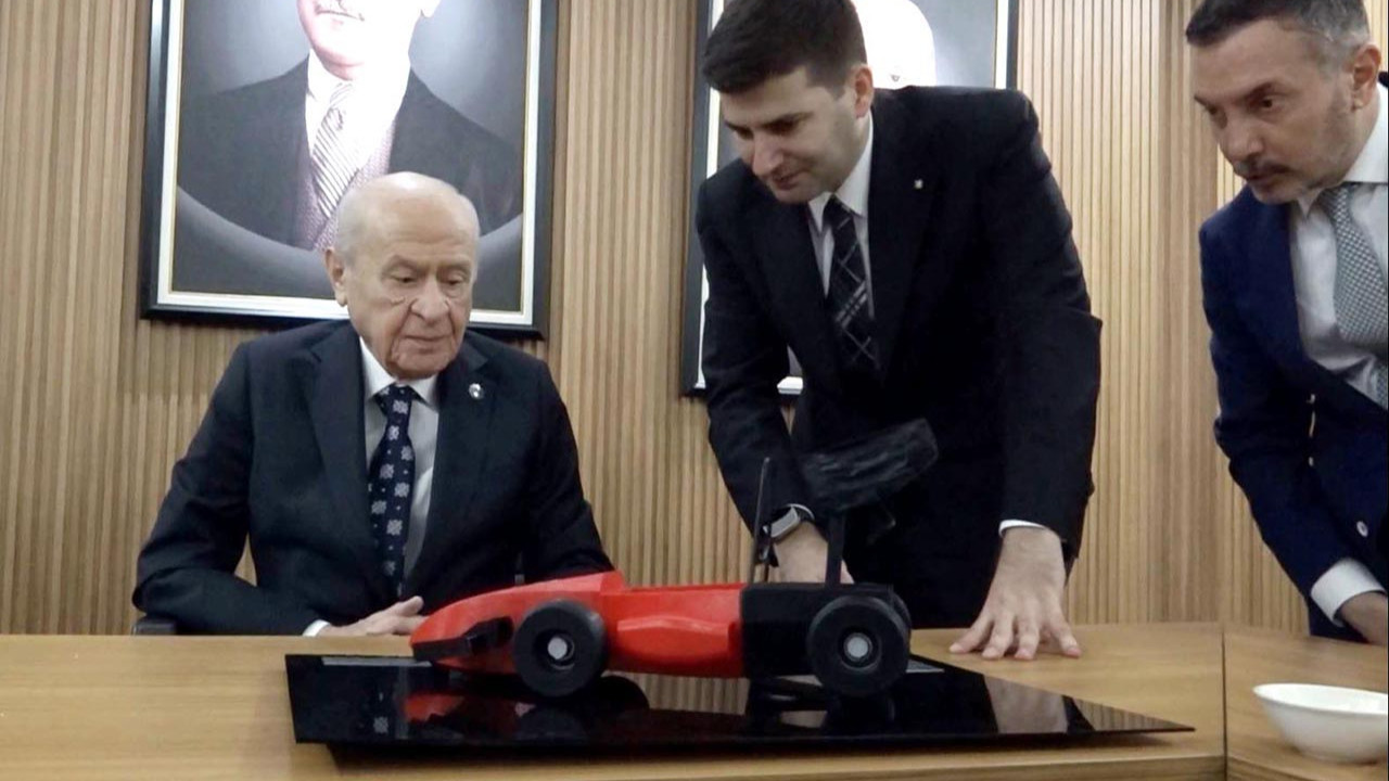 Bahçeli, Ülkü Ocakları'nın yarış arabalarına isim koydu