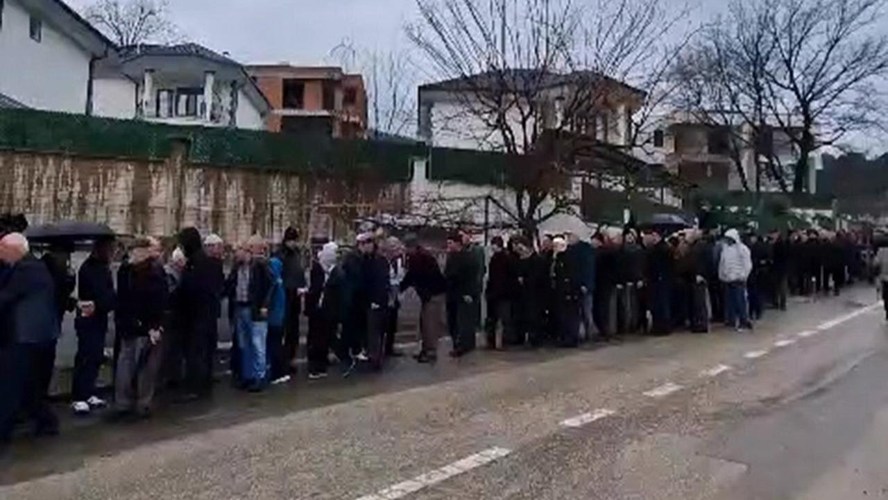 60 yıllık bayram geleneği unutulmadı: 1 kilometrelik kuyruk oluştu