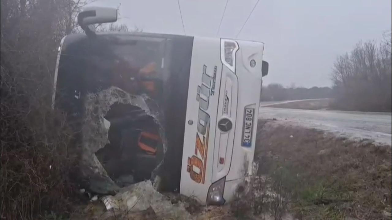 İstanbul'da polisleri taşıyan minibüs devrildi: Yaralılar var