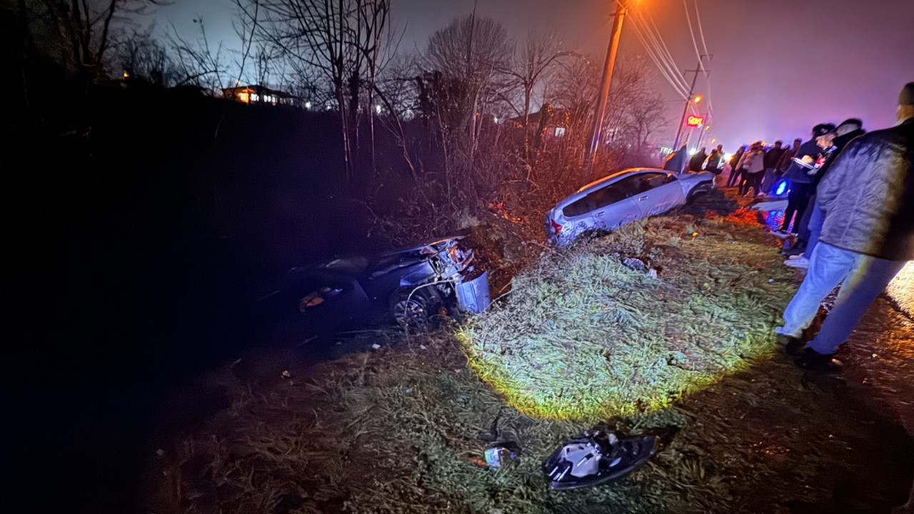 Yağmur kaza getirdi: Çarpışan otomobiller kanala uçtu