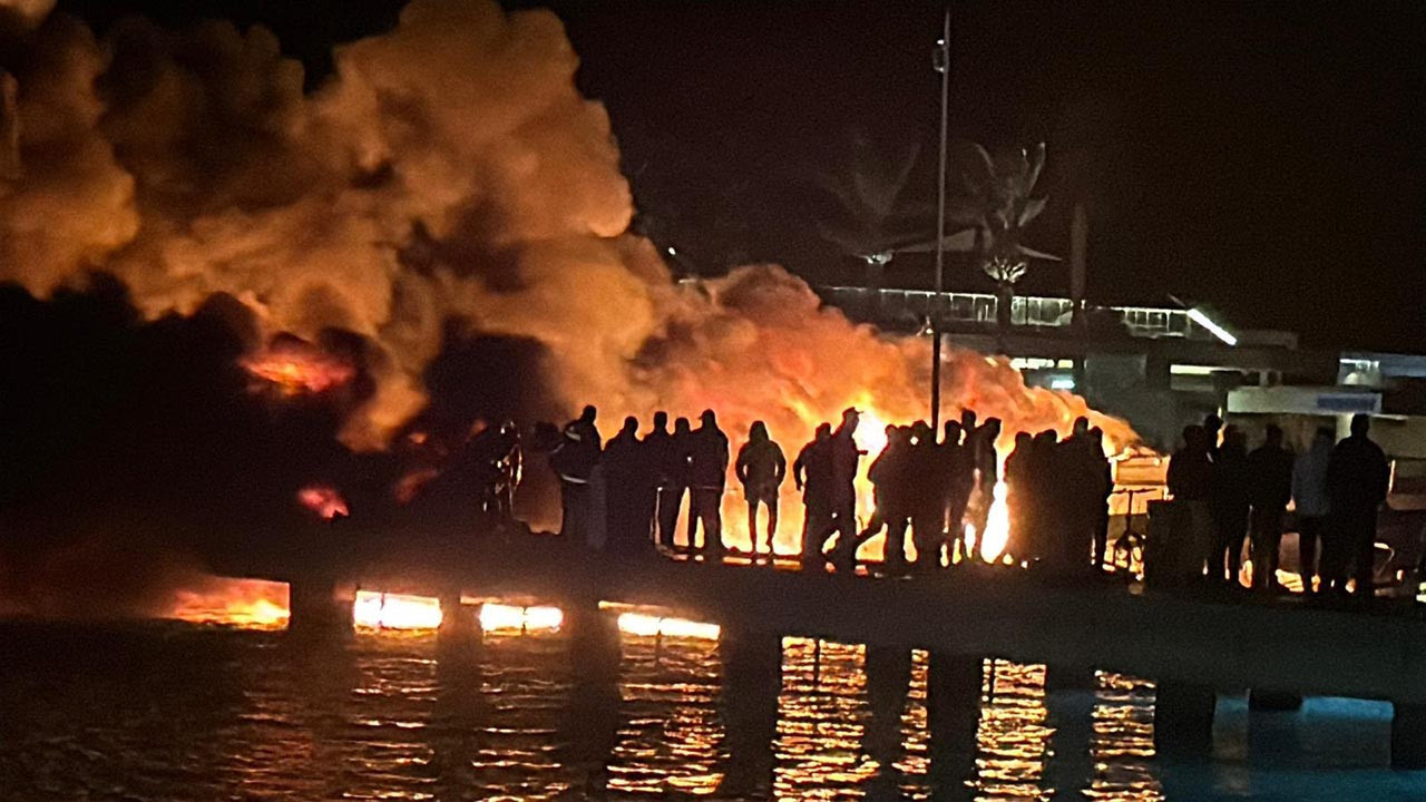 Ünlü tatil cennetinde marina cehenneme döndü: Lüks yatlar alev alev yandı!