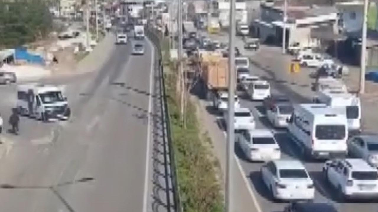 Diyarbakır'da yol çöktü; kilometrelerce araç kuyruğu oluştu