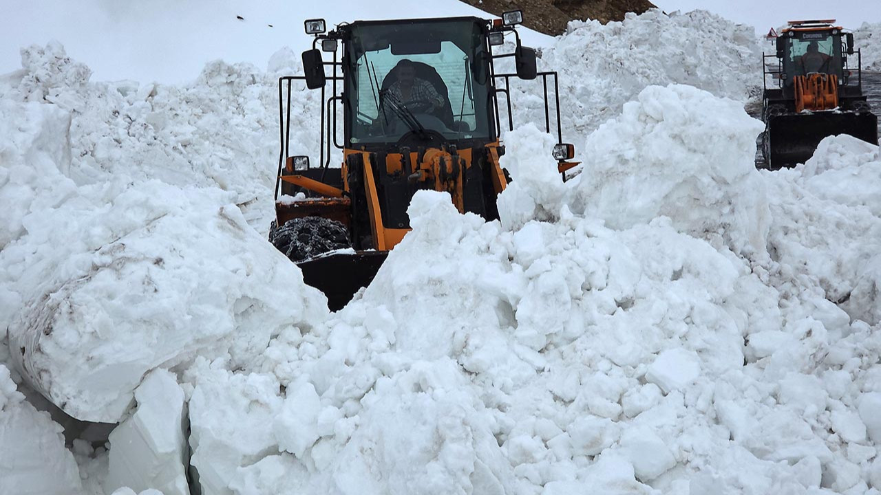 Üç aydır geçit vermeyen yolda kar esareti bitiyor