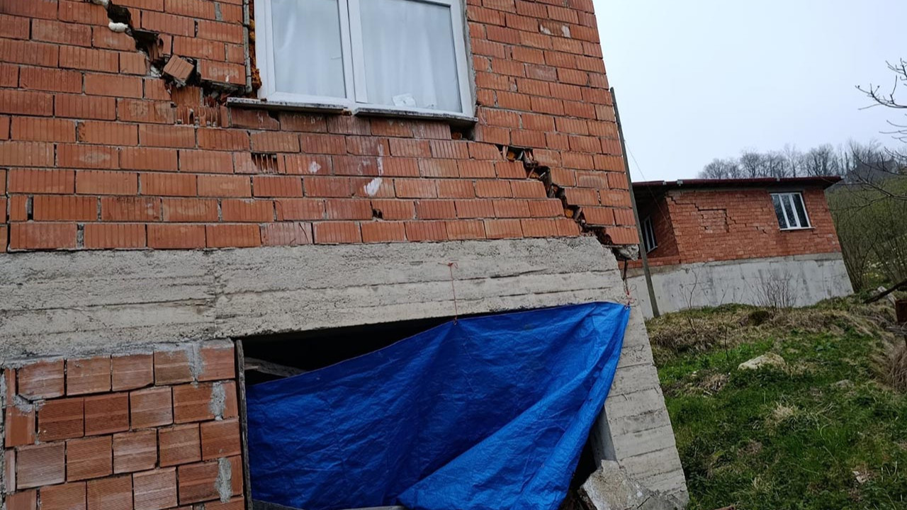 Heyelan deprem gibi vurdu: İki ev kullanılamaz hale geldi!
