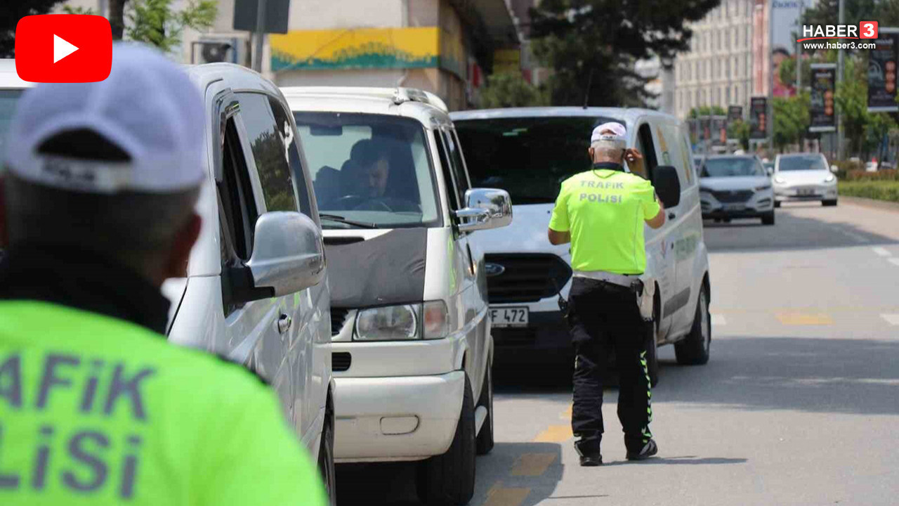Trafikte artık cep telefonuna 2 kez bakanın ehliyetine el konulacak!