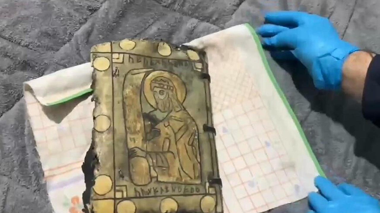 Aydın'da asırlar öncesine ait tılsım kitabı ele geçirildi