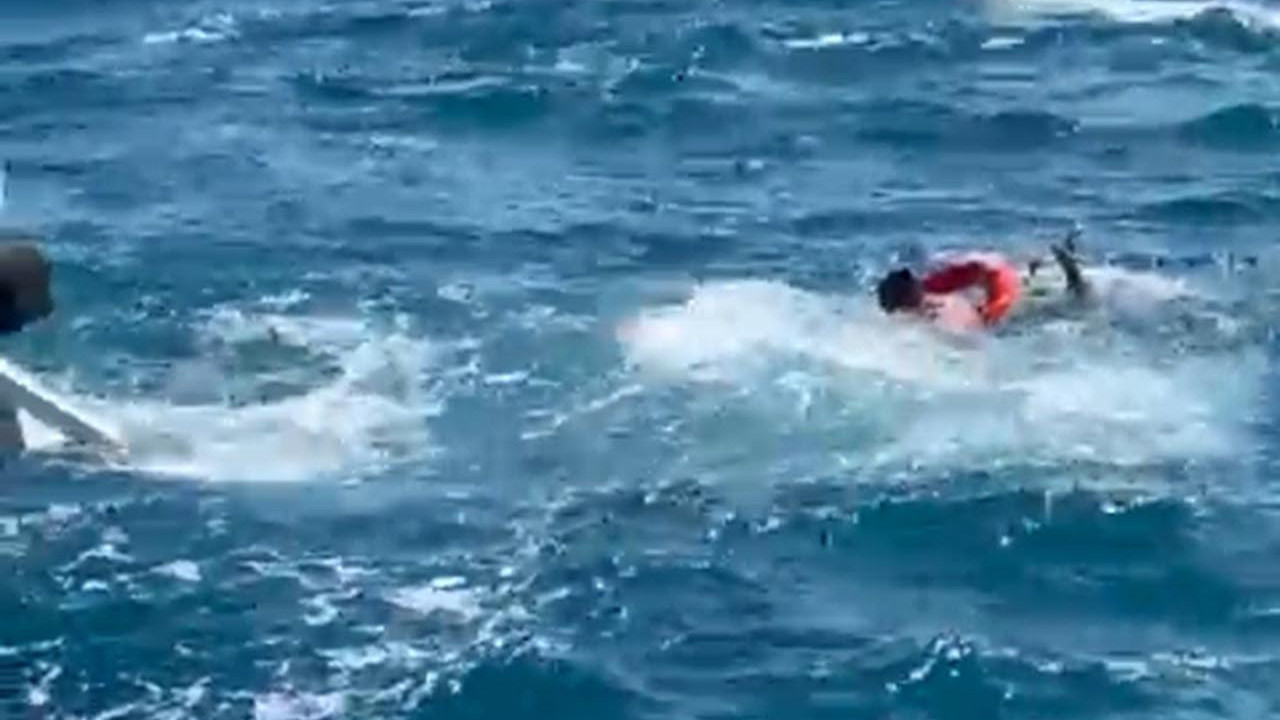 Denizin ortasında bir başına! Saatlerce kurtarılmayı bekledi