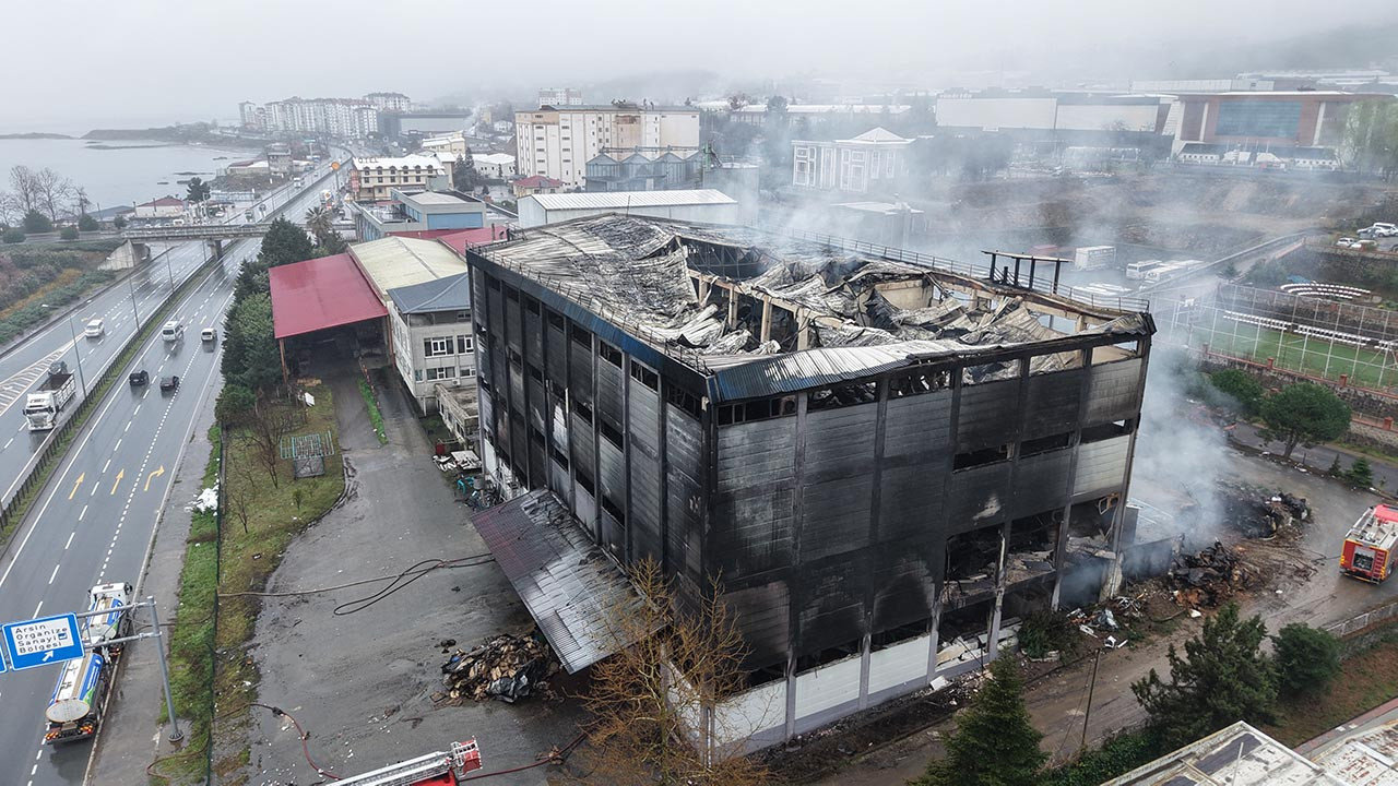 8 saat süren kabus! Alev alev yanan fabrikadaki hasar dronla görüntülendi