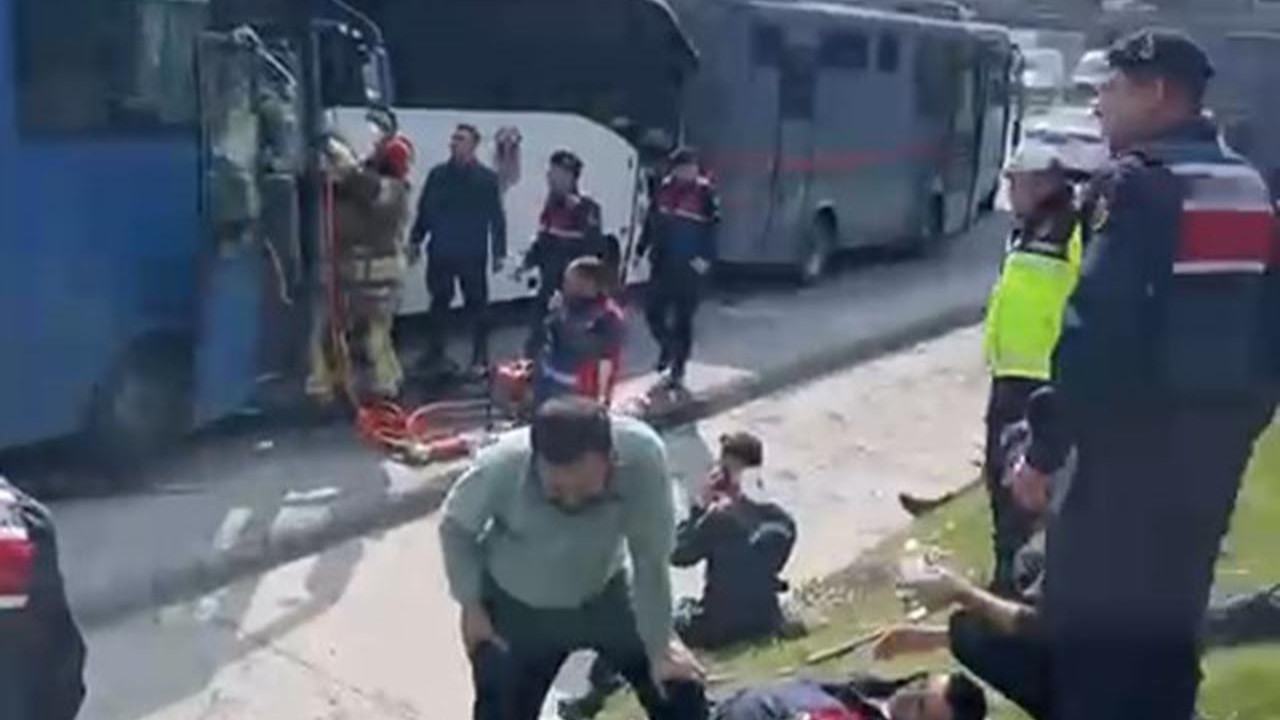 Peş peşe giden 4 cezaevi aracı birbirine girdi: Çok sayıda yaralı var