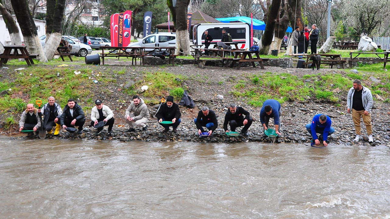 Onlar Türkiye'nin altın avcıları: Sosyal medyada örgütlenip dere kenarında buluştular