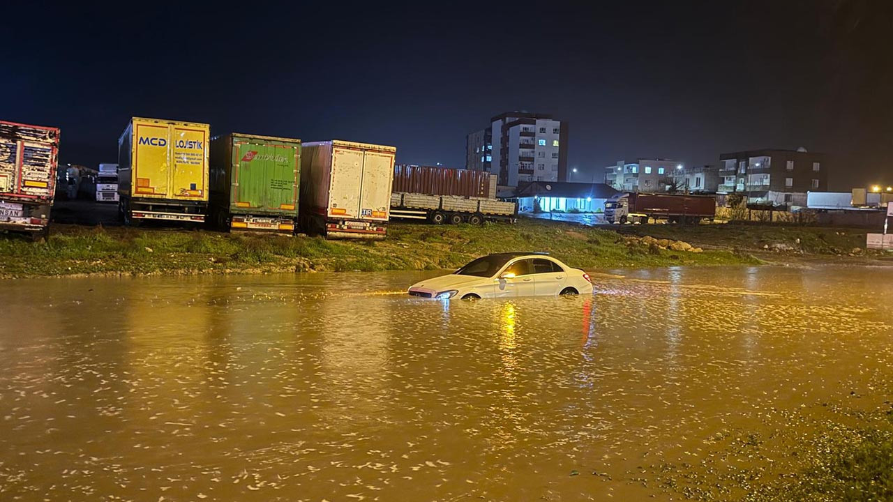 Şırnak'ta sağanak felaketi: Evleri su bastı, araçlar mahsur kaldı