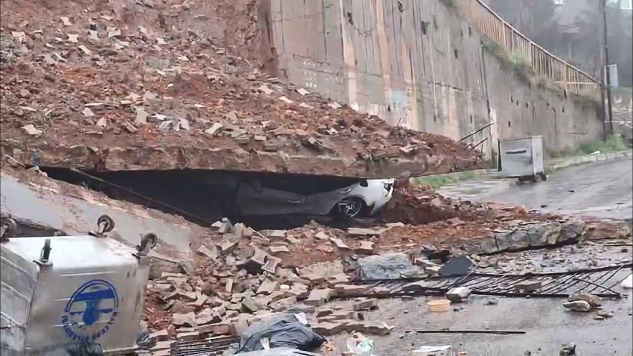 İstanbul'da okulun istinat duvarı çöktü; otomobil pert oldu!