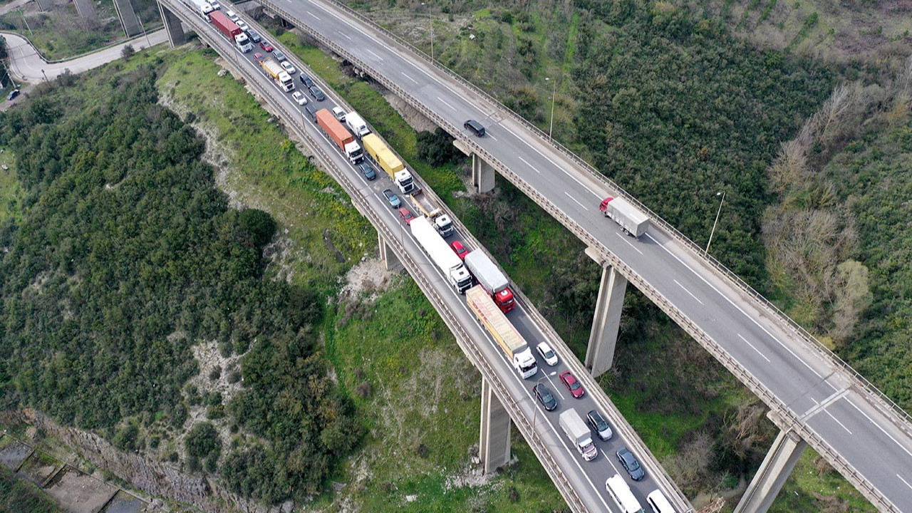TEM'de trafiği felç eden kaza: Uzun araç kuyrukları oluştu