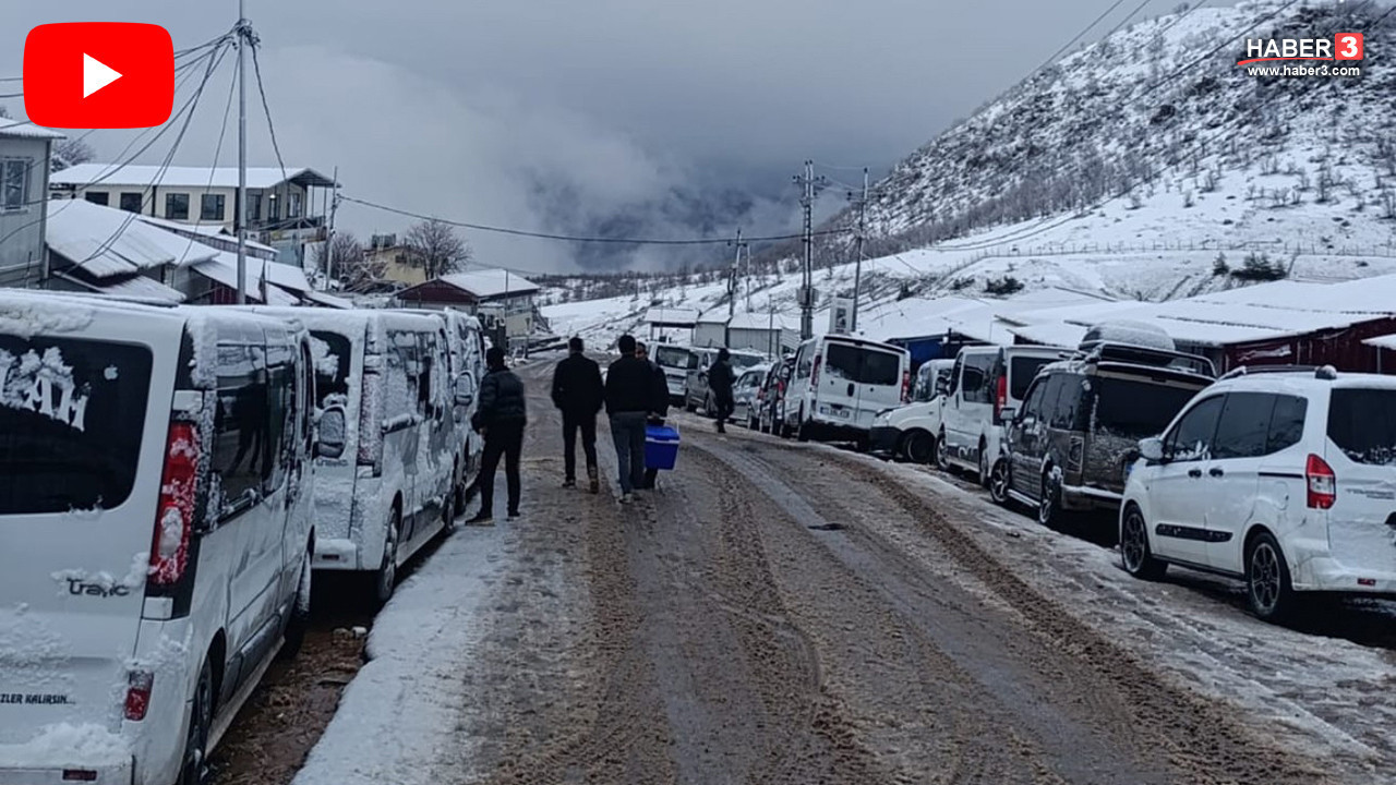 Sınırın sıfır noktasında beyaz çile: Onlarca araç kar altında mahsur kaldı