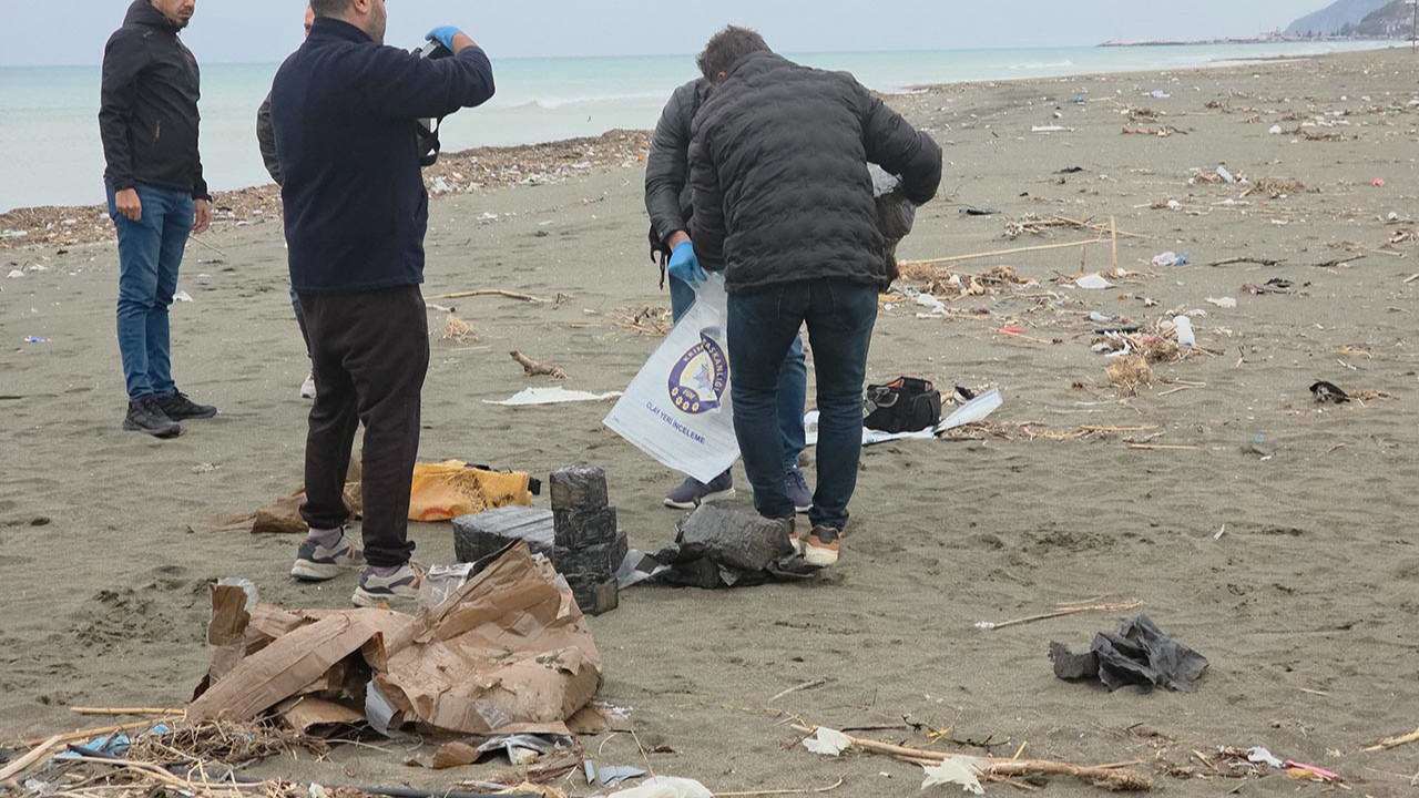 Hatay'da sahile vuran çuvaldan çıkanlar şoke etti! Polis el koydu