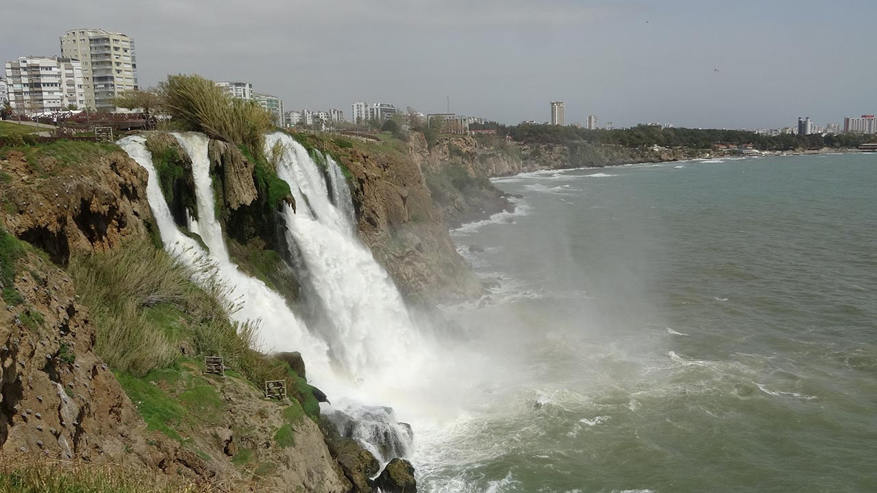 Dünyaca ünlü şelale, masmavi denizi kahverengiye bürüdü