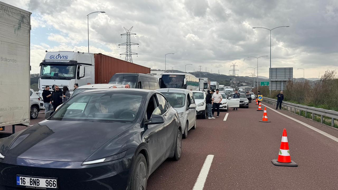 Osmangazi Köprüsü trafiğe kapandı; uzun kuyruklar oluştu