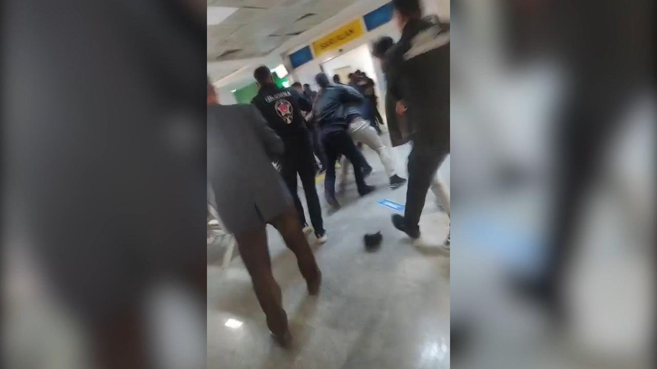 Hastanede karşılaşan husumetli aileler birbirine girdi