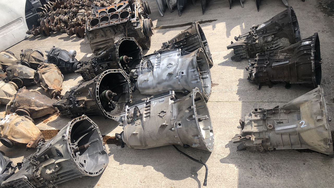 Parçalayıp parçalayıp istiflemişler... Milyonluk ''change'' otomobil vurguna polis ''dur'' dedi!