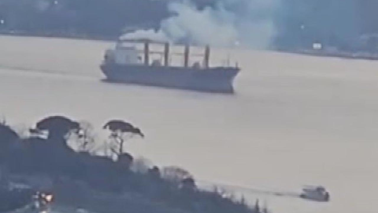 İstanbul Boğazı'nda korku dolu anlar! Gemi trafiği askıya alındı