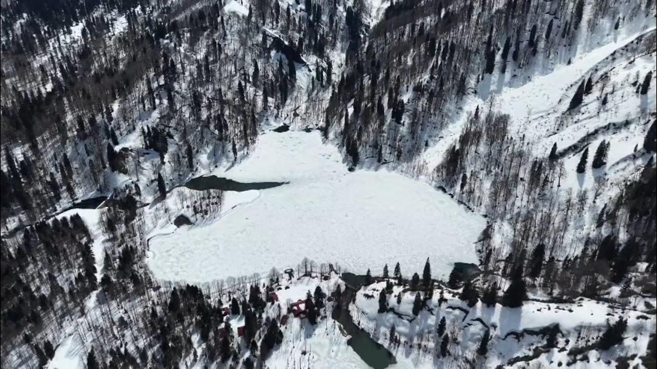 Bahar havası buraya uğramadı! Karadeniz'in saklı cenneti Karagöl buz tuttu