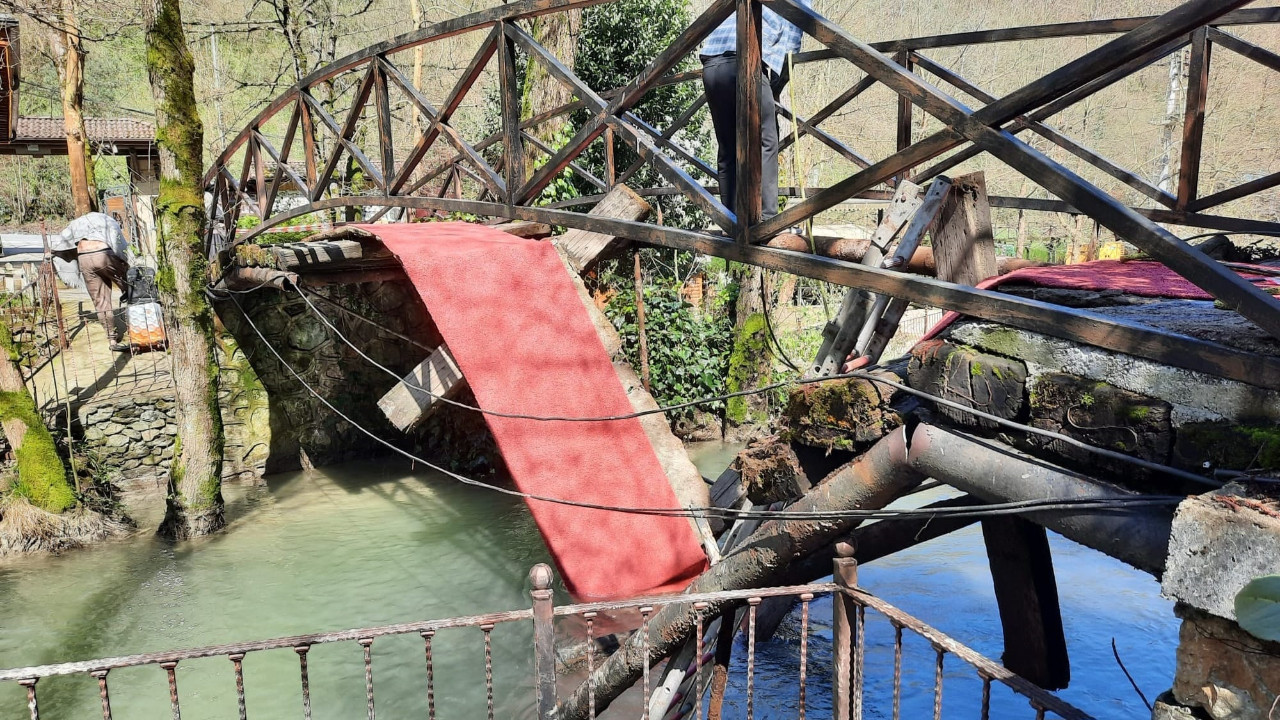 Sapanca'da asma köprü çöktü: Yaralılar var