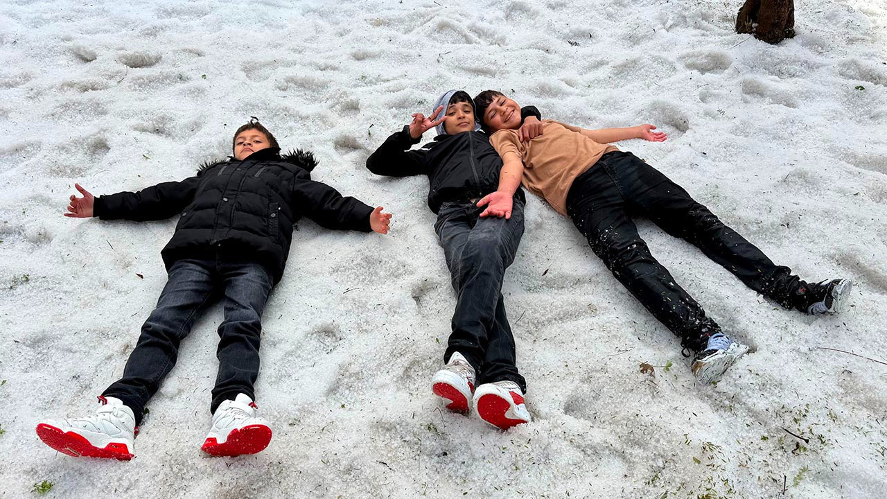 Sıcağıyla meşhur ilimizde şaşırtan manzara: Nisan ayında kar topu oynadılar