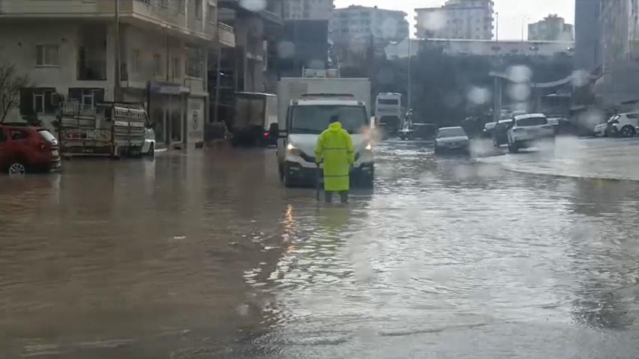 Yarım saat yetti! Sağanak yağış cadde ve sokakları göle çevirdi