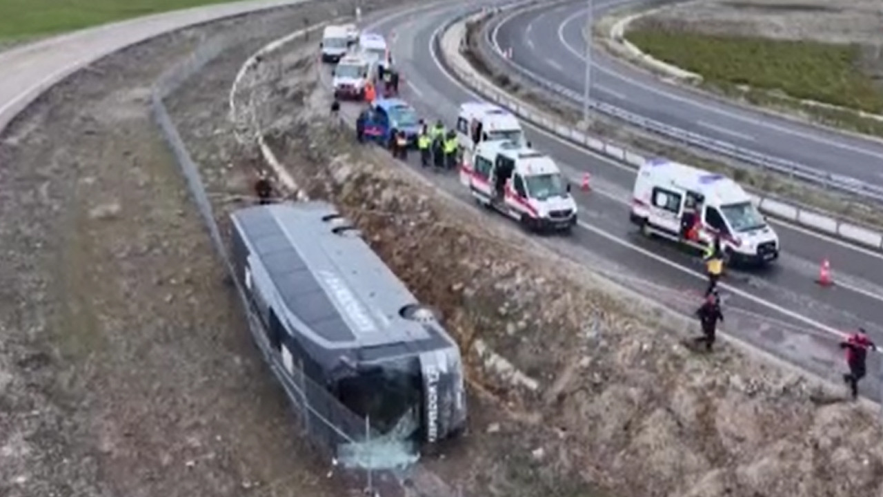 Aksaray'da yolcu otobüsü devrildi: Çok sayıda yaralı var