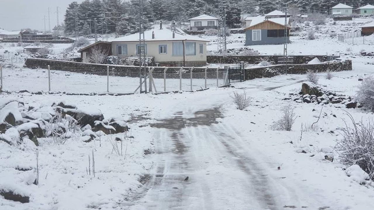Nisan ayında kış geri döndü: İki ilimiz yoğun kar yağışıyla beyaza büründü
