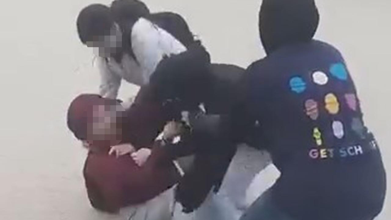 Akran zorbalığı durmuyor! Kız öğrenciye tekme tokat dayak kamerada