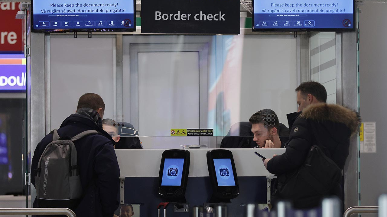 AB ülkelerine girişte yeni uygulama başladı: Pasaport damgası tarih oldu