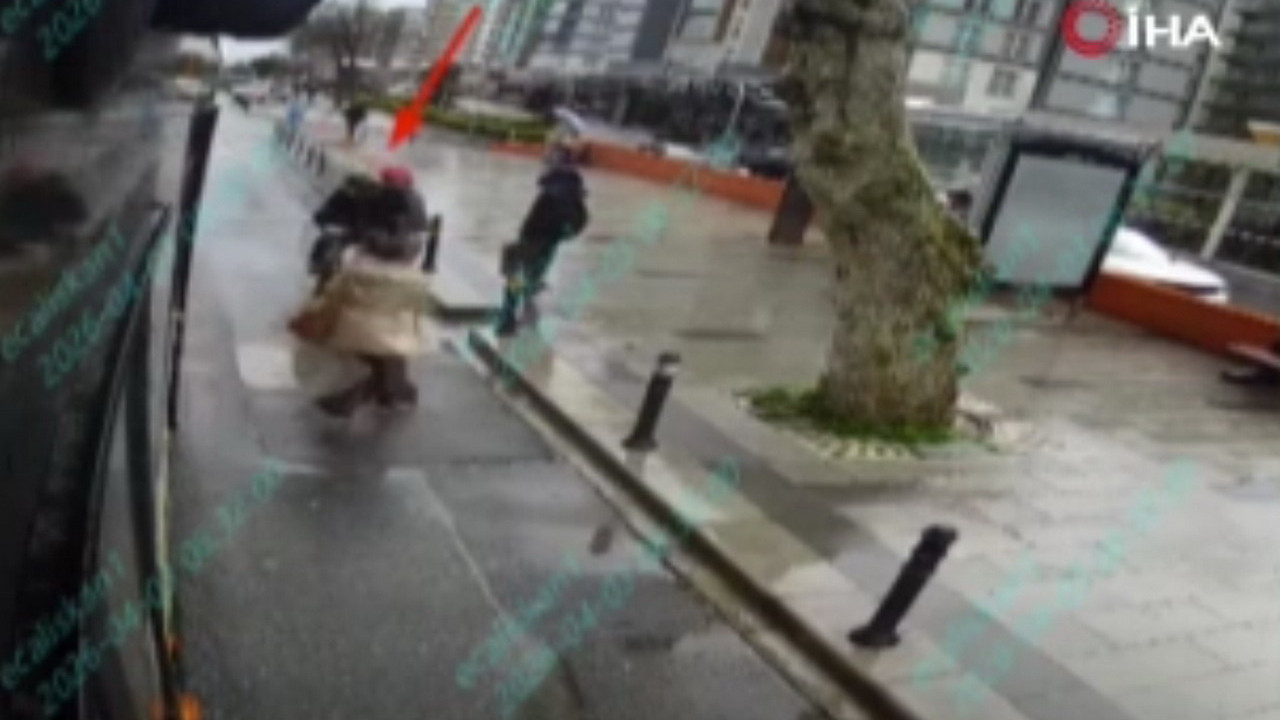 İETT otobüsünden inerken motosikletin çarptığı kadın yolcu metrelerce uçtu!