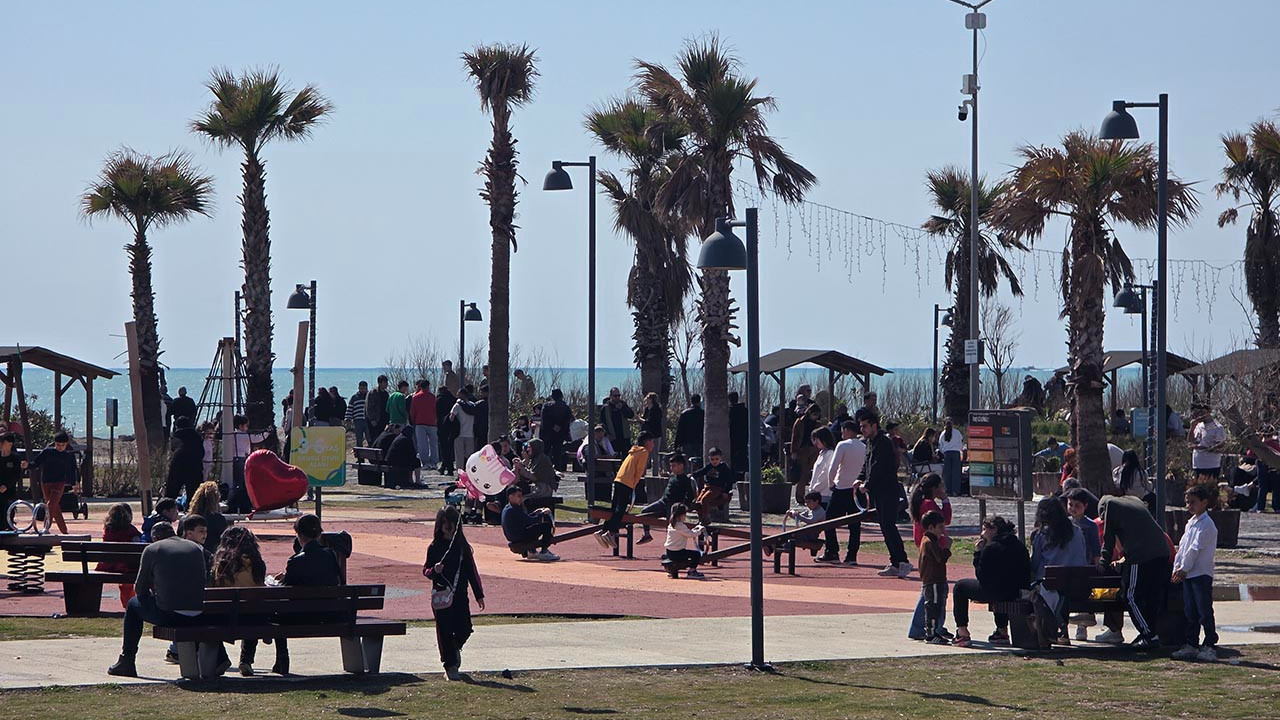 Yağmur bitti, güneş geldi! Bahar havasını gören sahillere akın etti