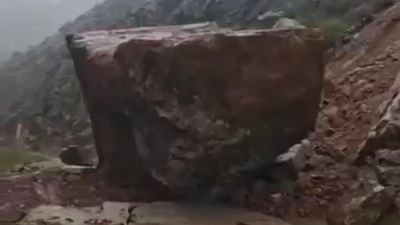 Yamaçtan kopan dev kaya yolu kapattı; sürücüler mahsur kaldı