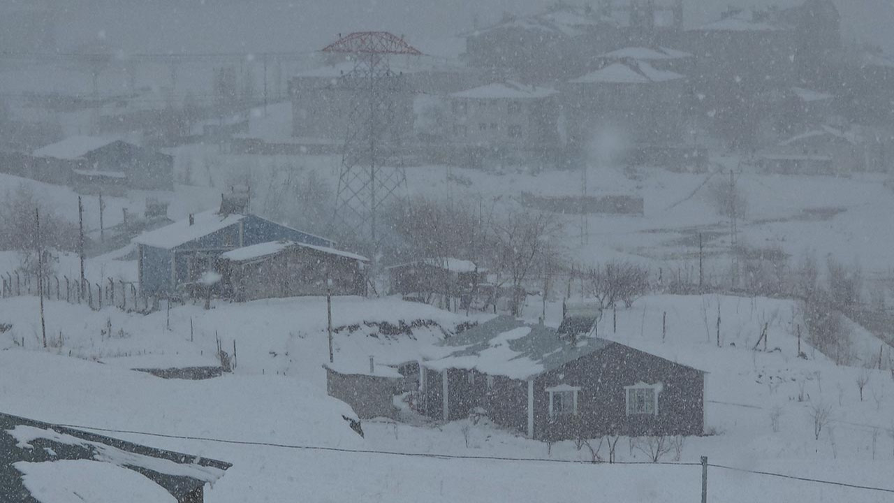 Nisan ayının ortasında lapa lapa kar sürprizi: Güne bembeyaz manzarayla uyandılar