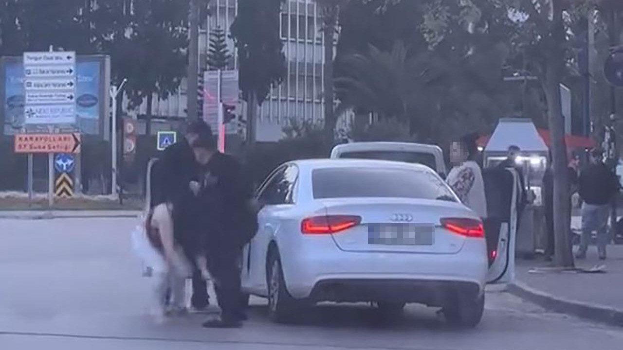Otomobildeki kadını yaka paça indirip yola attılar!