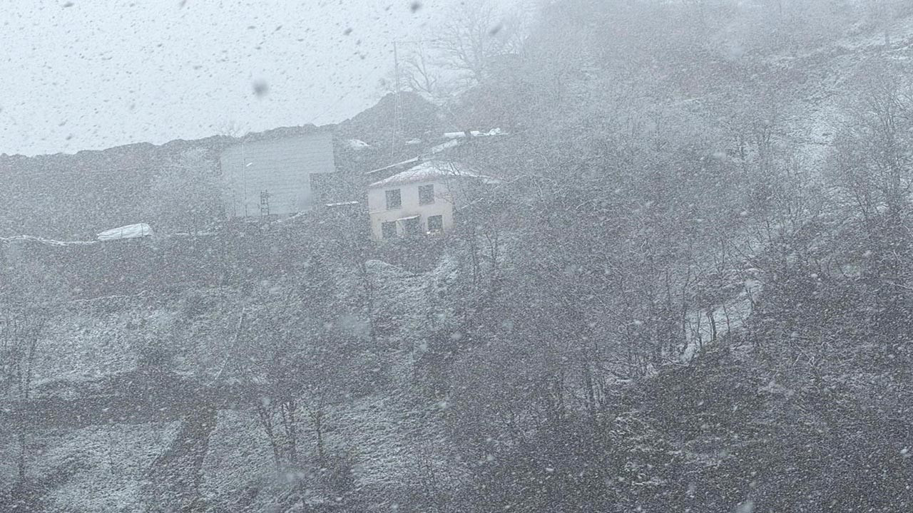 Nisan ayının ortasında kış havası: Lapa lapa kar yağdı