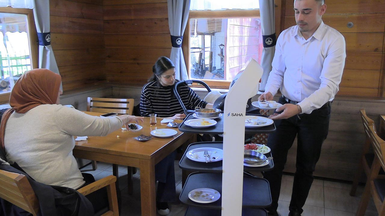 Garsonları işsiz bırakacak robotlar işbaşı yaptı! Sipariş alıp, servis yapıyor