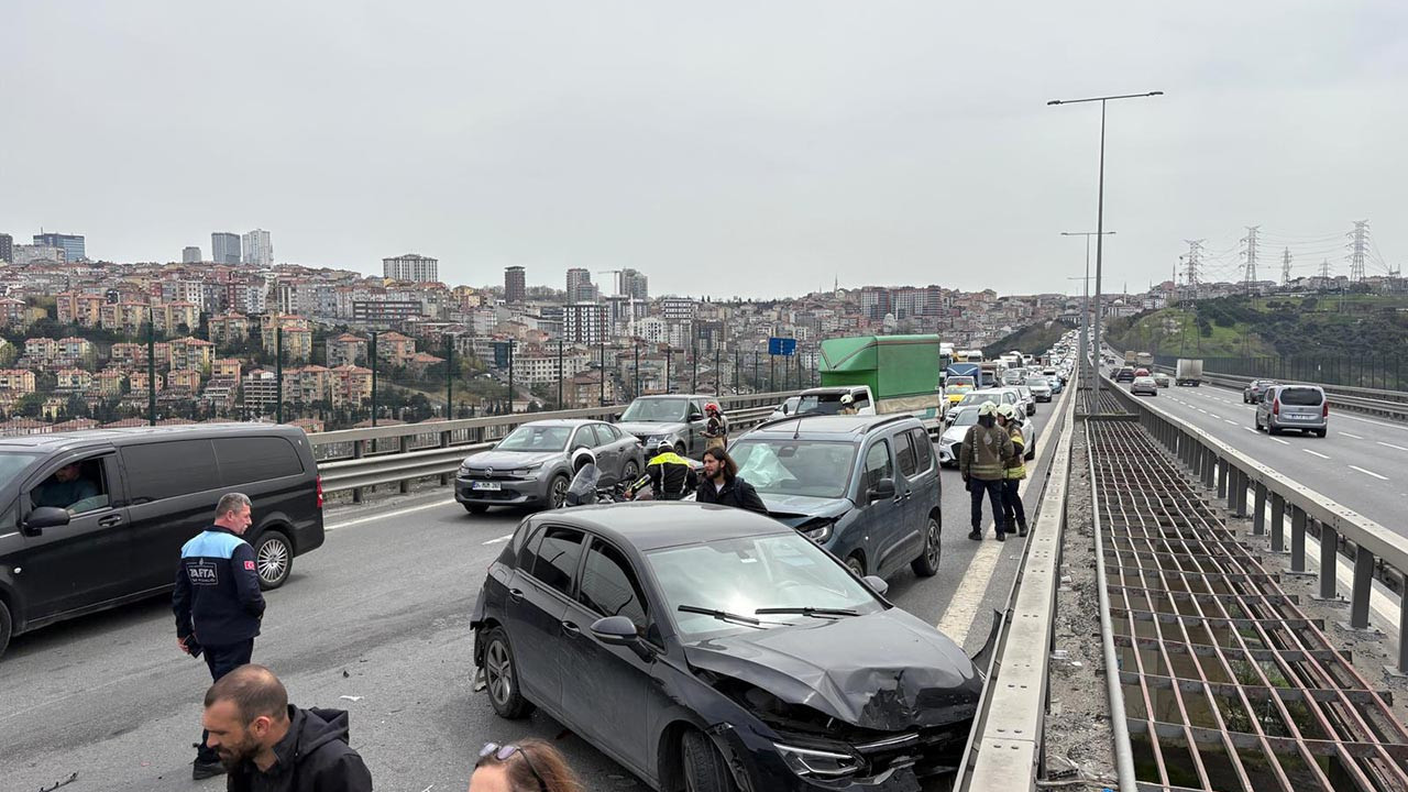 İstanbul'da zincirleme kaza: 6 araç birbirine girdi, viyadük trafiğe kapandı