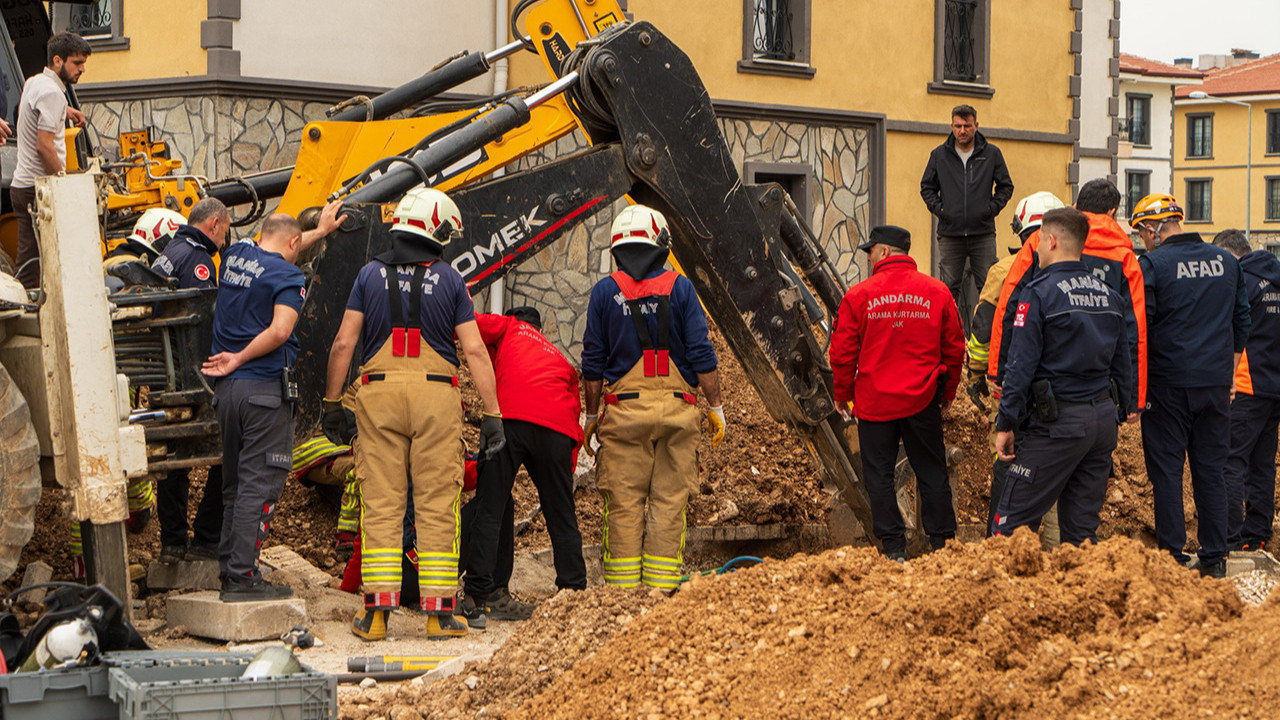 Kanalizasyon çalışmasında göçük; 1 işçi toprak altında can verdi